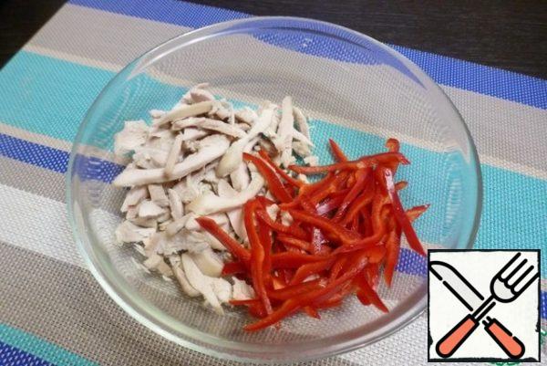 Chicken meat and sweet pepper cut into strips. Put everything in a bowl.