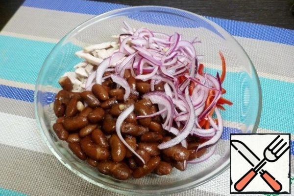 Add the boiled beans and pressed from the vinegar onion.