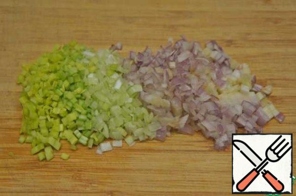 Prepare the products. In the liver, cut out all the ugly places and bile ducts. Rinse, let the water drain and dry with paper towels.Chop the onion very finely.