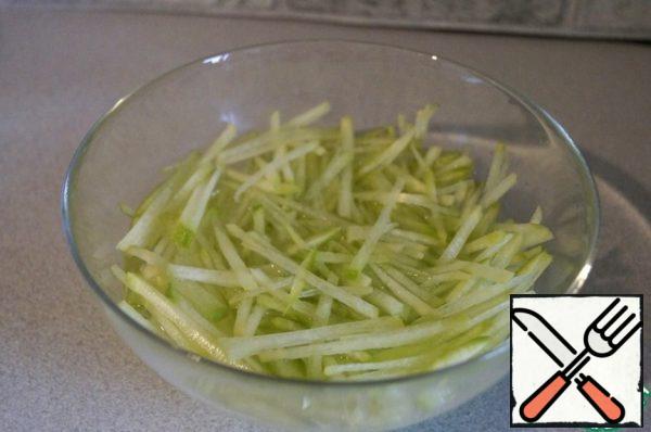 Peel the green radish and cut it into thin strips. Put in a bowl, cover with cold water and leave for 2 hours to get the bitterness. Then drain the water and squeeze the radish well.