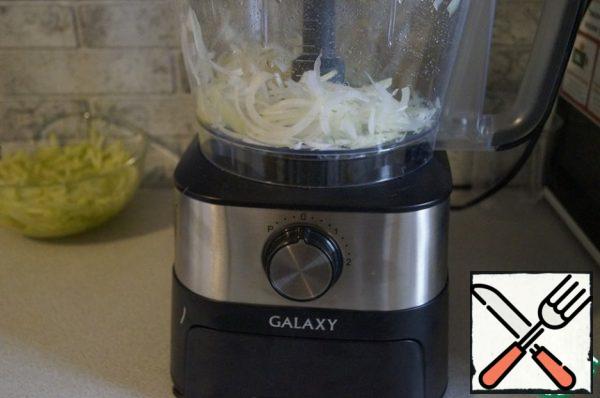 I chopped the onion using a food processor. He did a great job and chopped it perfectly fine.