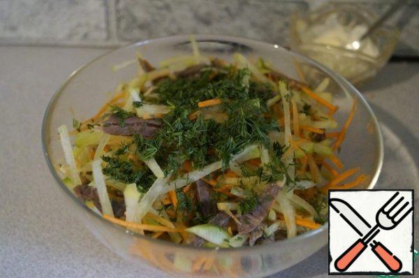 In a bowl, combine the prepared radish, carrots, eggs, dill, beef. Salt.
