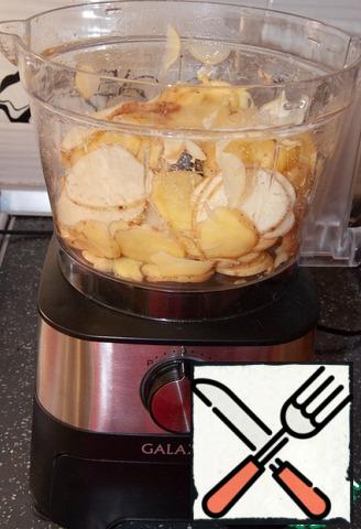 Thinly slice the potatoes into slices in a large bowl. I was helped to solve this problem by a food processor.