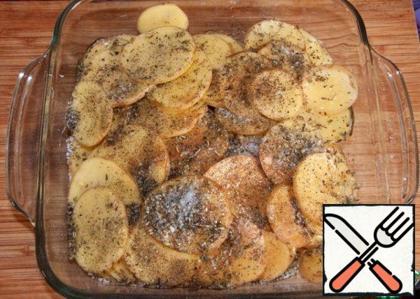 Add the olive oil, spices, and salt to the sliced potatoes and mix all the ingredients thoroughly.