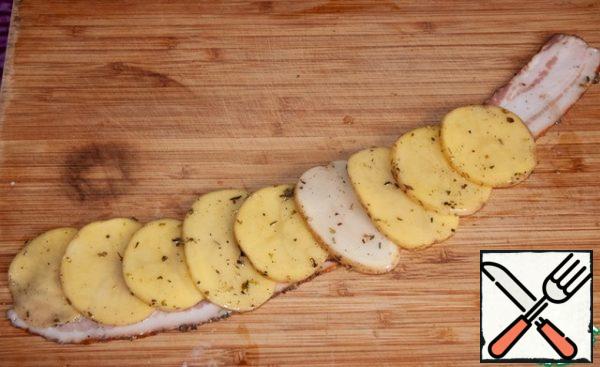 Place two strips of bacon overlapping on a cutting board. Place the potato slices alternately on top of the bacon, also with a slight overlap. Carefully, starting from one end, roll up the bacon, forming a potato rosette.
P.S. It is more reliable to fix the rosette with a toothpick
