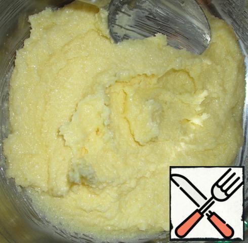 All products must be at room temperature.
Butter at room temperature, RUB with sugar and vanilla sugar. I used a spoon to RUB it.