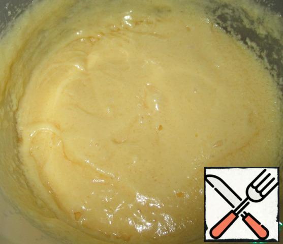 In the butter-sugar mass, beat three eggs at room temperature and stir with a mixer until smooth and smooth. It is stirred, do not shake.