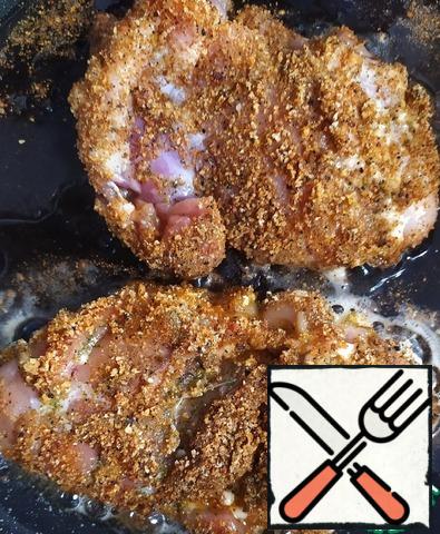 Then dip the chicken thigh fillet in the egg and breadcrumbs and lightly fry on both sides in a pan. You can fry in vegetable oil.