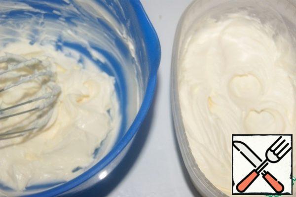 Cream:
Beat the cream with 25 grams of powder until soft peaks.
Cream cheese RUB with 25 g of powder.