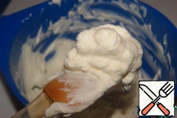 In several steps, enter the cream cheese cream, gently stirring with a spatula. The cream is very gentle and airy.