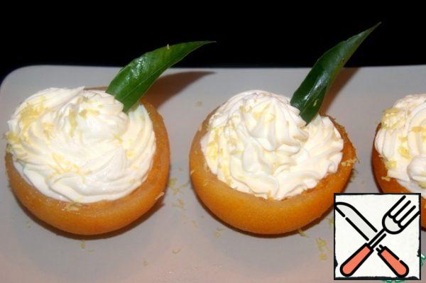 Fill the cream oranges and place for 1 hour in the refrigerator.