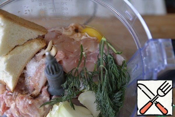 To prepare this recipe, you need to take not white, but red chicken meat. I took the hips (4 PCs), cut off their fillets. In the bowl of a food processor, put the chicken fillet, white bread, egg, salt, onion, garlic, Worcestershire sauce, herbs, I have dill.