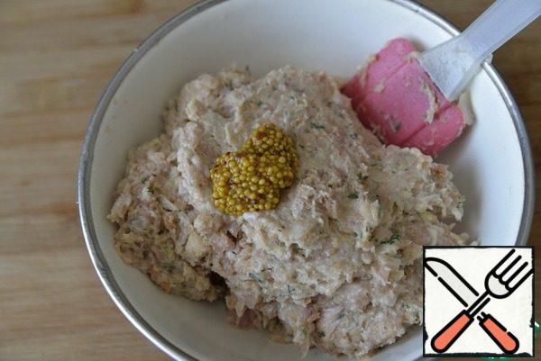 Add the crushed mustard with the grains, it is not necessary to beat in a combine, as the grains will be crushed. Mix it.
