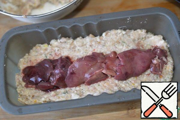 Take the form of "brick", put half of the stuffing on the bottom. With chicken liver remove the film and put in the middle of the stuffing "track" of chicken liver, salt to taste.
