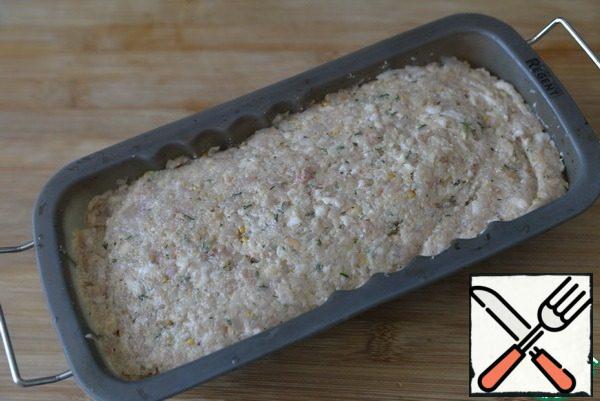 Cover with the second half of the minced chicken. Put the mold in the oven at a temperature of 200 degrees. Bake until tender for 50 minutes.
