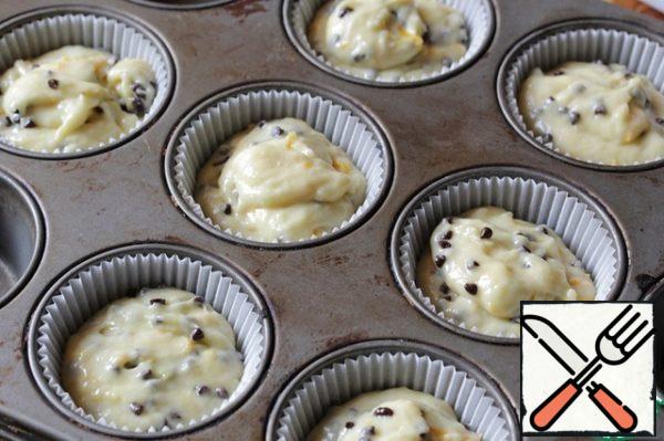Distribute the dough into muffin molds (from this amount of dough I got 7 standard pieces) and bake in a preheated 180 ° oven for 20-25 minutes.
