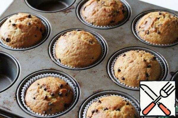 Remove the finished cupcakes from the mold and cool.
If desired, you can cover them with orange glaze or sprinkle with powdered sugar.