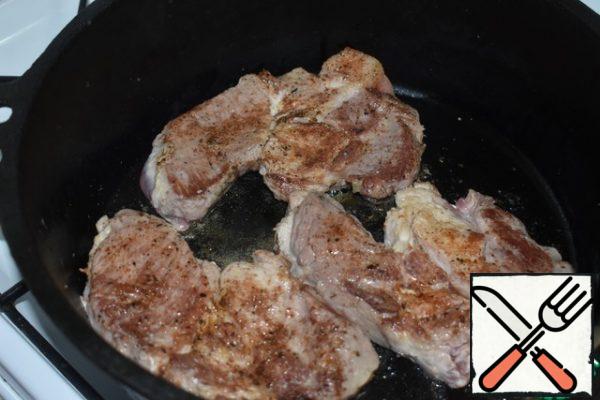 Roll the meat in a mixture of salt and spices and fry on both sides in a hot frying pan, greased with vegetable oil, until golden brown.
