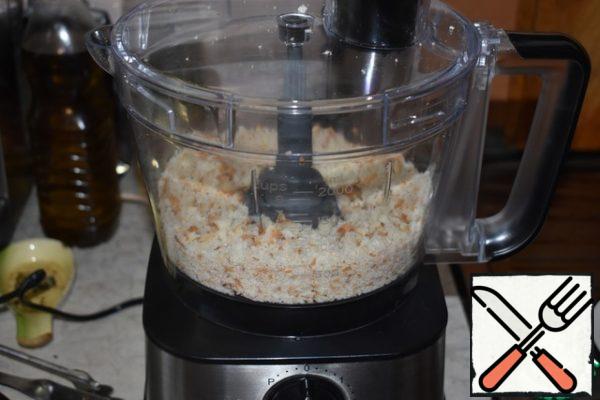 Chop the loaf into crumbs (it is more convenient yesterday). A wonderful food processor helped me. Managed in a matter of seconds. Mix the crumbs with turmeric.
