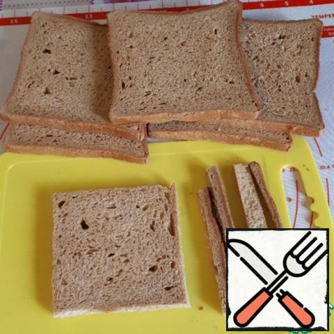Take toast bread, cut off the crusts.