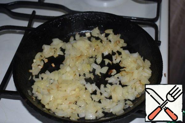 Finely chop the onion and fry it in vegetable oil. Pour 4 eggs, salt and pepper. Fry the eggs until cooked.