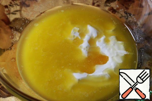 Melt the butter, cool it a little and add honey and sour cream to it, mix.
