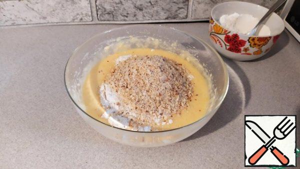 Soft butter and sugar beat until fluffy. Add the eggs and beat again. Enter the zest and orange juice, add the hazelnuts and mix well.