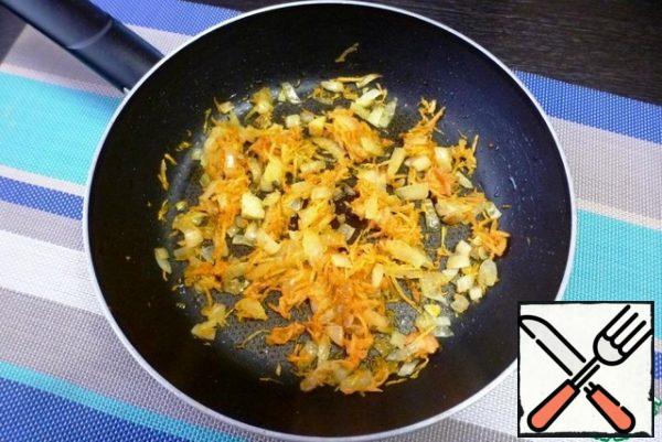 Prepare the ingredients for the pink salmon roll. Cut the fish into fillets, pull out all the bones. Hard-boiled eggs. Grate the carrots, chop the onion finely. Fry everything together until soft. Add salt, pepper and cool slightly.
