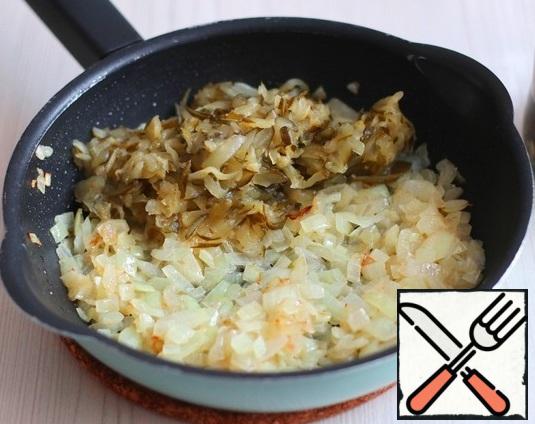 Onion cut into small cubes. Saute the onion until lightly browned with two tablespoons of vegetable oil. Then add the pressed pickles. The mixture is well heated in a pan for 3-5 minutes.