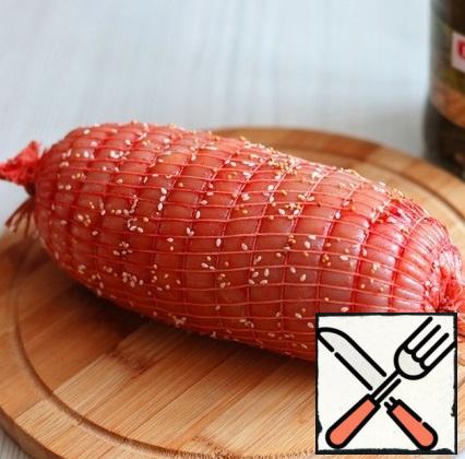 Roll the Turkey breast fillet into a roll. Roll tie tightly with a thick thread or use a plastic bottle from under the drinks, placing the roll in the bottle. Then pull the molding mesh on the bottle and gradually pull the mesh on the roll.
