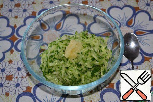 Squeeze the juice from the grated cucumber, put it in a bowl. Add the squeezed garlic and lemon juice. Stir and set aside for a while.

