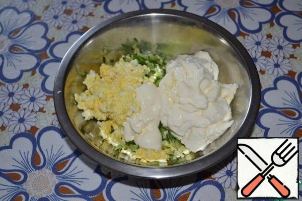 In a deep bowl, put the pickled cucumber, grated eggs, add the melted cheese. Stir well. The result is a fragrant and very tasty mass that already wants to eat with a spoon.