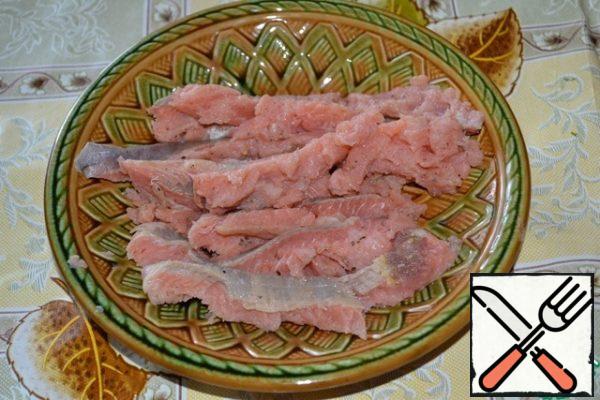 Lightly salted red fish cut into strips. You can take any red fish-salmon, chum salmon, pink salmon, etc.