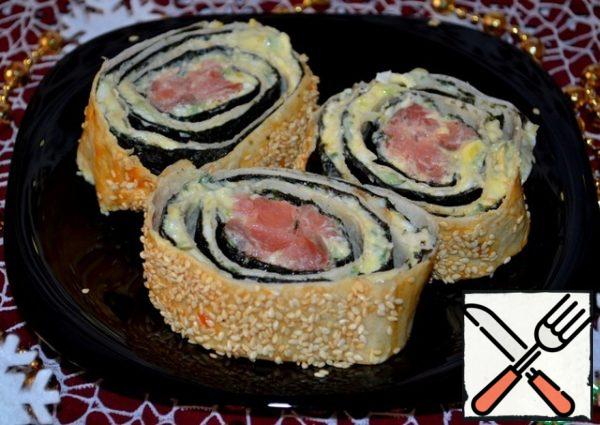 Very carefully, with a sharp knife, cut the roll into pieces and you can serve it to the table! It turned out very tasty, fragrant and unusual! A great option for lovers of sushi and pita rolls!