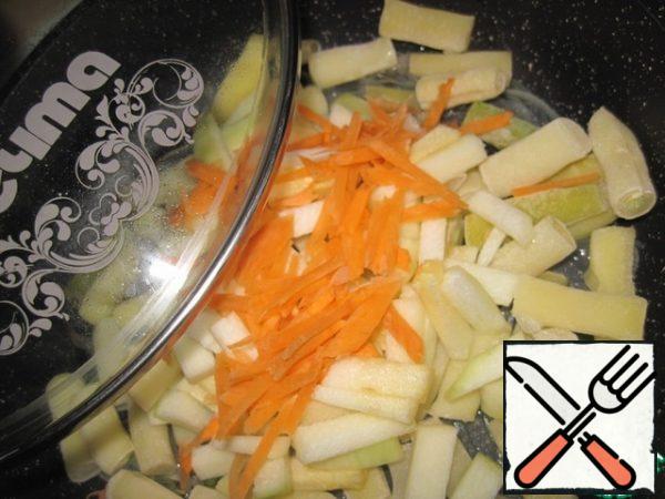 Add string beans, zucchini, diced, and carrots, cut into strips to the onion. Fry for 5 minutes.
