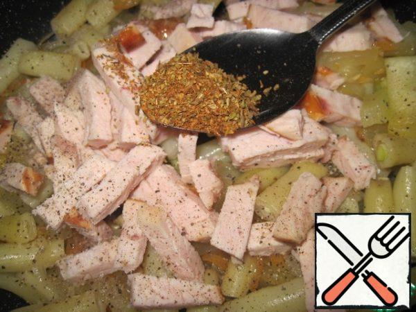 Boiled-smoked breast cut into small cubes, put in a pan. Add a mixture of aromatic herbs, freshly ground pepper, close the lid and simmer for 3-4 minutes.