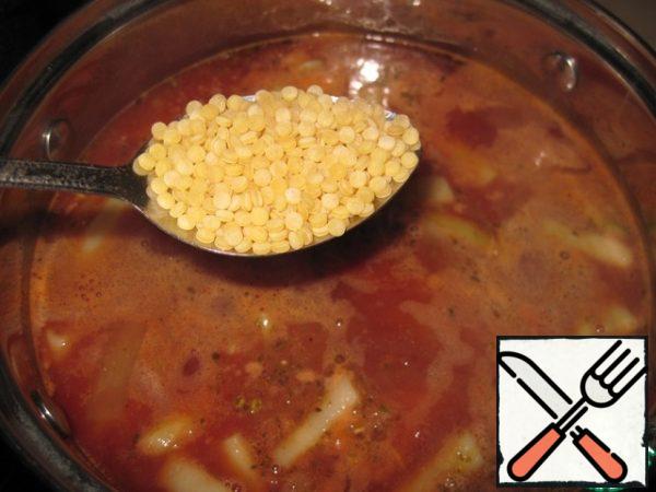 Put the contents of the pan in a saucepan, add small pasta (I have ptitim), bring to a boil, add salt if necessary, cook for about 3 minutes. Turn off the heat and let the soup brew for 10-15 minutes.
