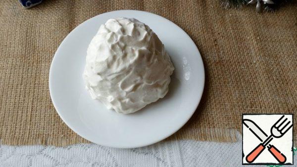 Whisk the cream with powdered sugar.
