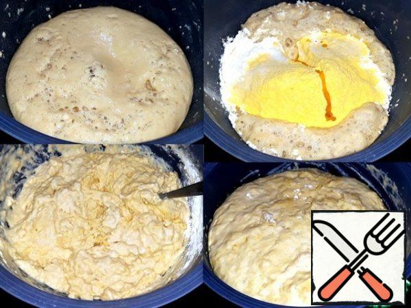 Crumbled yeast into a bowl, poured
sugar and poured warm water. Sugar was dissolved
and 35 g of flour was sifted. The starter will be ready in
10 minutes. I salted it and stirred it.
Sift wheat flour into a bowl and add
corn flour. I poured milk and butter.
Mix the dough thoroughly with a spoon. Within 20 minutes
the dough has risen well.
