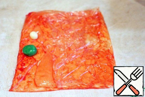 From the mass, pinch off a small piece, divide it into 2 parts - one to paint with green fat-soluble dye, the second to leave white. To paint the remaining mass with orange fat-soluble dry dye, I needed about 1/3 tsp of the dye (don't put too much, we will then touch up the tangerines on top). Put the orange mass in a bag and spread it over it in a thin layer. Put it in the refrigerator overnight for stabilization.
