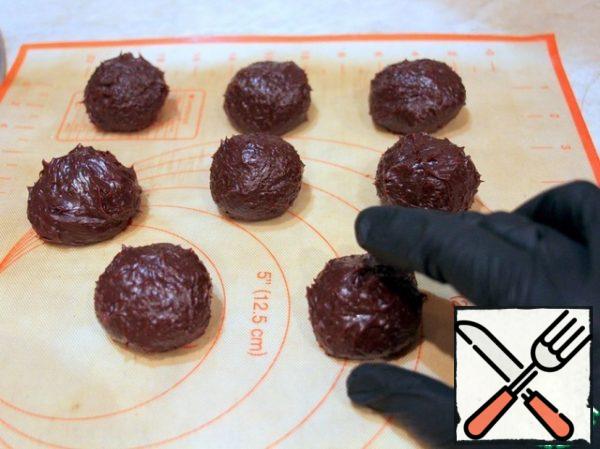 Stabilized truffle mass to get out of the refrigerator, take a mass weighing about 40-50g and be sure to wear gloves, roll up the candy. Remove for 1 hour in the refrigerator.