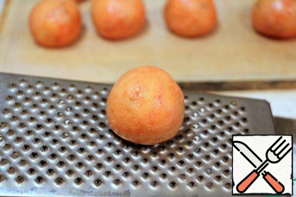 Now I show the main life hack - to get dimples, as in tangerines, we will need such a grater, as in the photo on which we roll our tangerines in a circular motion. So it turns out a realistic tangerine peel!
