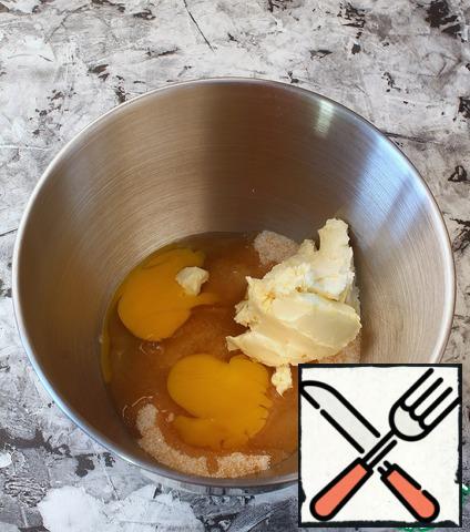 Soft butter, eggs, sugar (two types), vanilla and salt, beat. With a mixer, in a light and lush mass.
