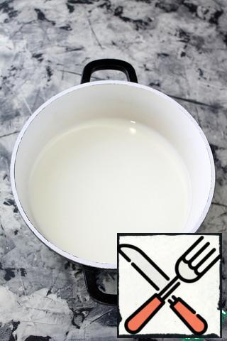 Rinse the pan with water and pour in the milk.
Heat the milk over medium heat, do not let it boil!!!