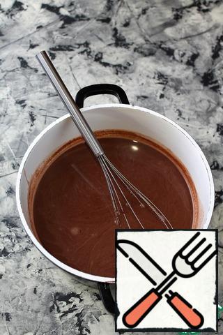 Constantly stirring with a whisk, pour the cocoa mixture.
Bring the mixture almost to a boil, then reduce the heat and cook for another 2-3 minutes, stirring occasionally.
Remove the pan from the heat and beat with a whisk for 1-2 minutes, that would not form a foam.
