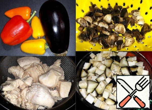 The ingredients for the pate are eggplant, Bulgarian
and sweet pepper. I
blanched the mushrooms a little. The chicken is skinned,
cut into small pieces and boiled a little
in salted water. Cut the eggplants into cubes
and dip them in salt water for 30 minutes.
