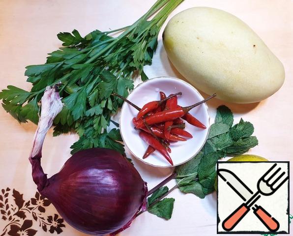 Prepare all the ingredients for the salsa sauce.
Mango is better to take not overripe, otherwise you will not get a neat cut.
Red onion-small in size.
The amount of chili pepper can be adjusted to your taste. You can take fresh chili, but with pickled it turns out piquant.
You can replace lime with lemon.