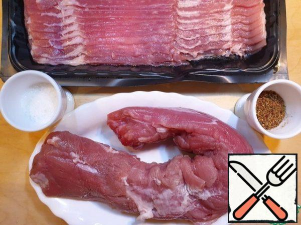 Prepare everything for the preparation of this recipe.
Wash the pork tenderloin, dry it, remove the excess film and tendons.