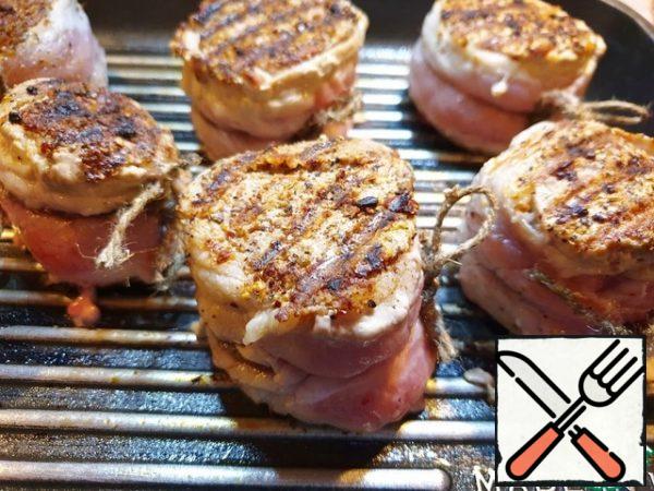 Fry the medallions in a frying pan greased with olive (vegetable) oil for 2 minutes on both sides.
Bake the medallions in the oven at 200 °C for 10 minutes.
Let the finished medallions stand for 5 minutes, cut into 2 parts or serve whole.
