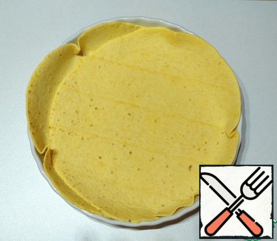 Grease the baking dish with olive oil. Cover with tortilla (2 PCs) or pita bread.
